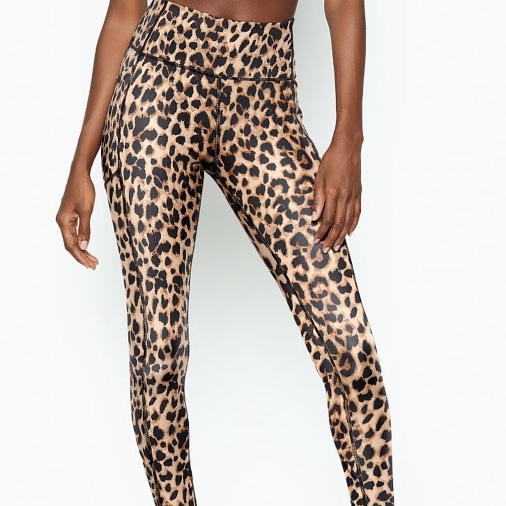 Victoria Secret Flow on Point High Rise pocket legging Leopard